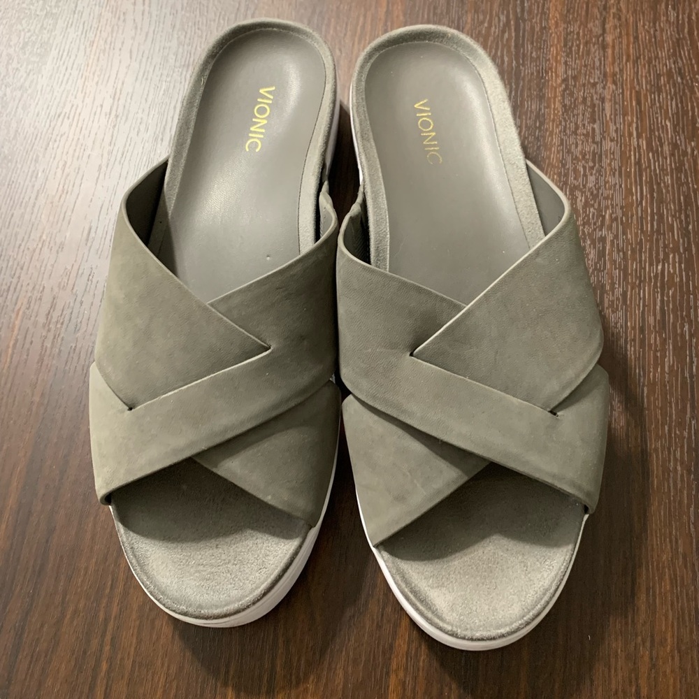 Vionic Splendid Lou strap sandals in gray leather.